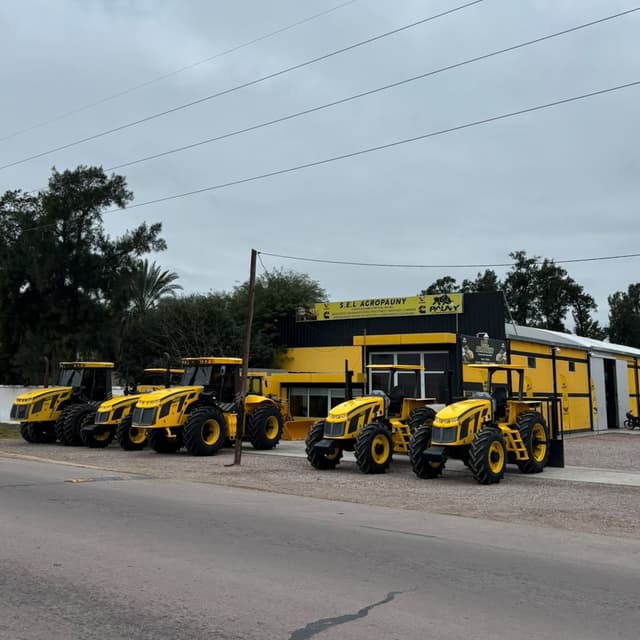Tractores Pauny 0km en exhibición frente al local de Sel Agropauny sobre Ruta 5